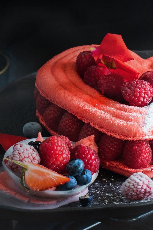 Торт в форме сердца с ягодами малины и сахарной пудрой