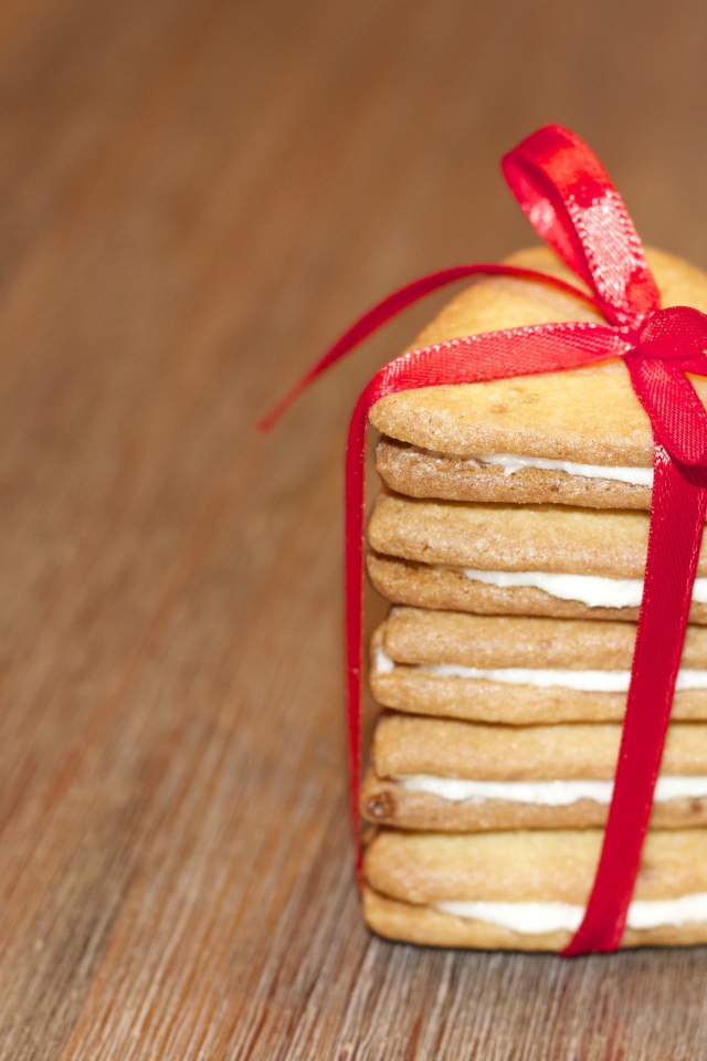 Печенье в форме сердца перевязано красной лентой 