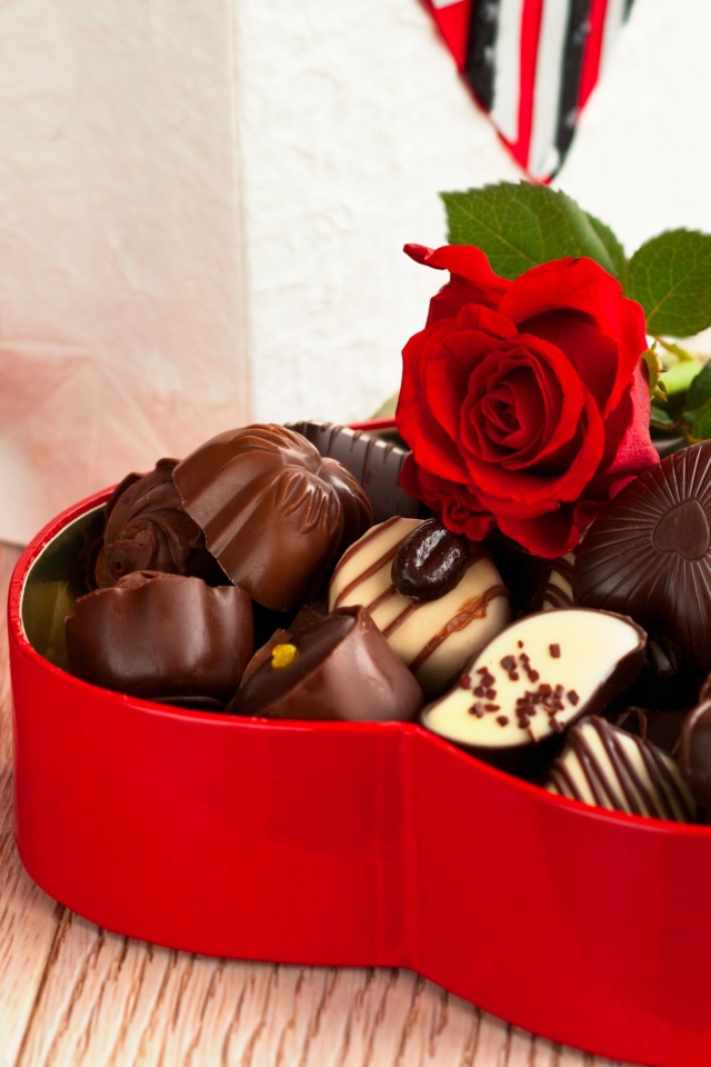 Коробка в форме сердца с шоколадными конфетами с красной розой