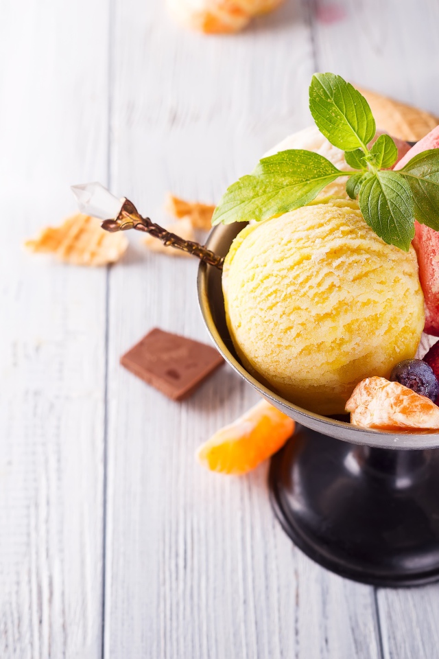 Шарики фруктового мороженого в креманке с ягода