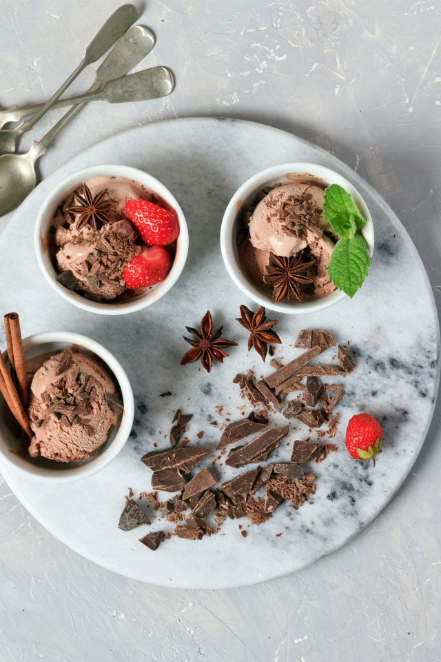 Мороженое с шоколадом, корицей, бадьяном и ягодами клубники