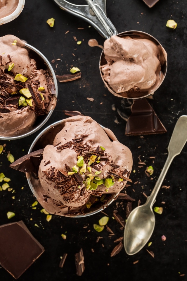 Мороженое с шоколадом и фисташками на столе