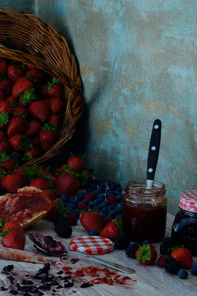Джем на столе с ягодами и батоном