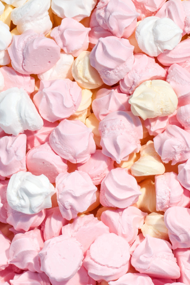 Много сушеного безе крупным планом