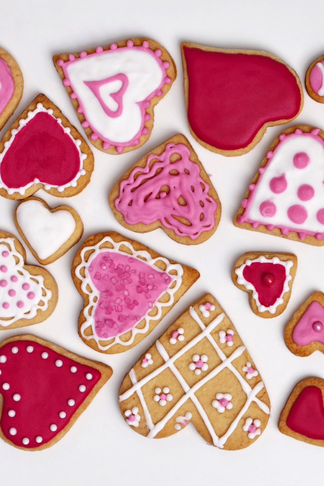 Много печенья в форме сердца с глазурью на сером фоне