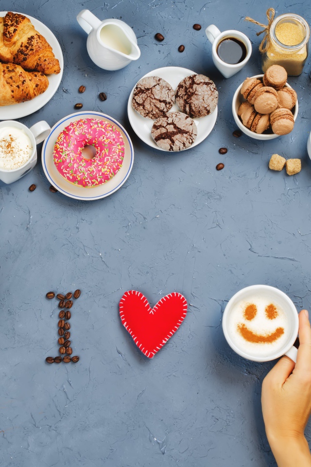 Много сладкой выпечки с кофе на сером фоне