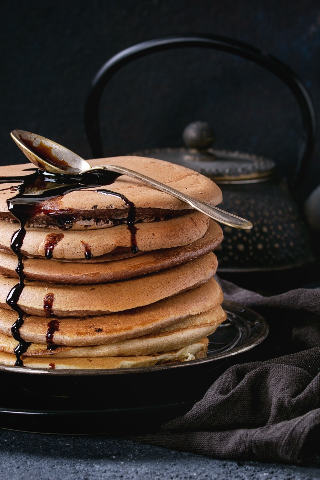 Пышные оладьи с шоколадом на столе