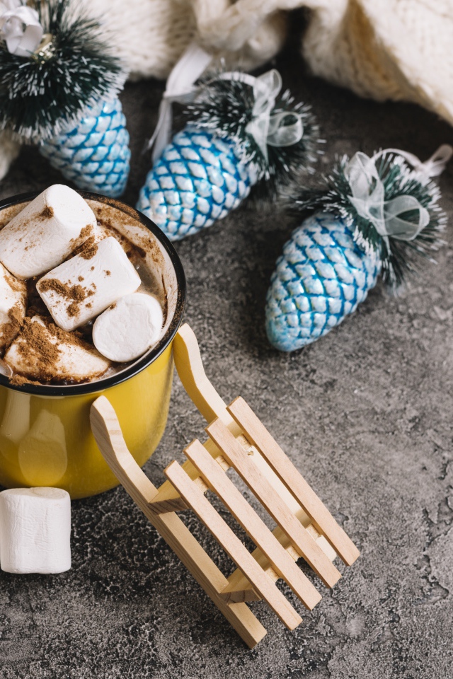 Кружка с маршмеллоу и игрушками 