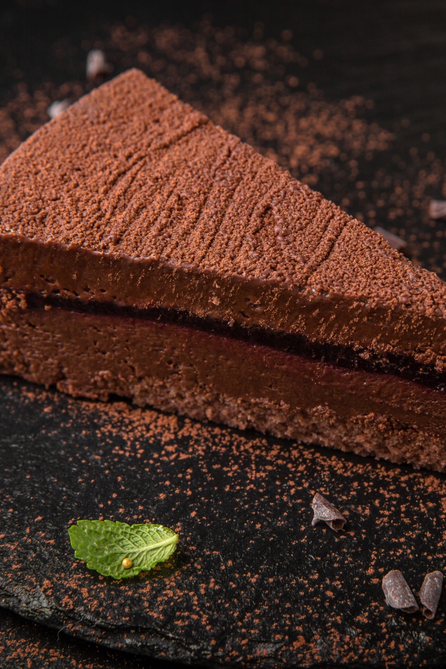 Торт мусс с джемом на столе с какао 