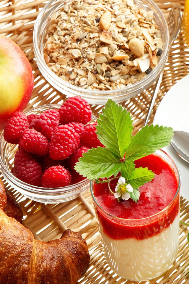 Мюсли, напитки, яблоко, выпечка и ягоды малины на завтрак