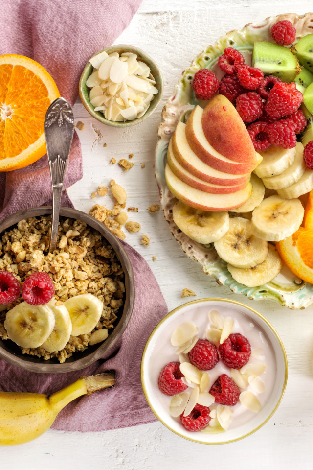 Мюсли на столе фруктами и соком к завтраку