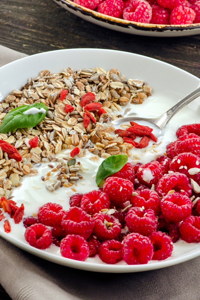 Мюсли йогуртом и свежими ягодами малины на завтрак