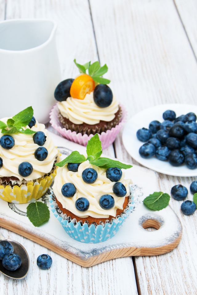 Кексы на столе с ягодами черники 