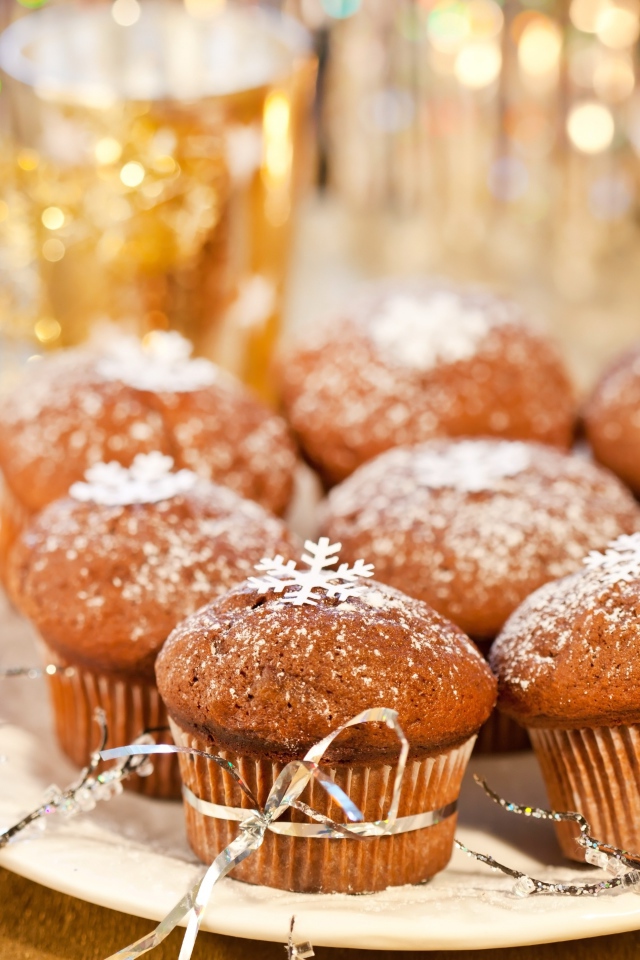 Кексы на столе с сахарной пудрой 