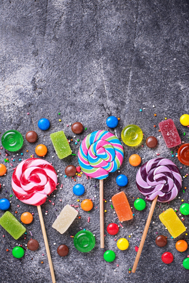 Разноцветные леденцы на сером столе