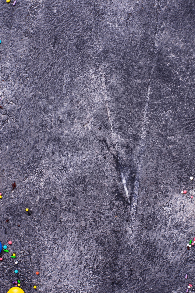 Разноцветные конфеты на сером фоне