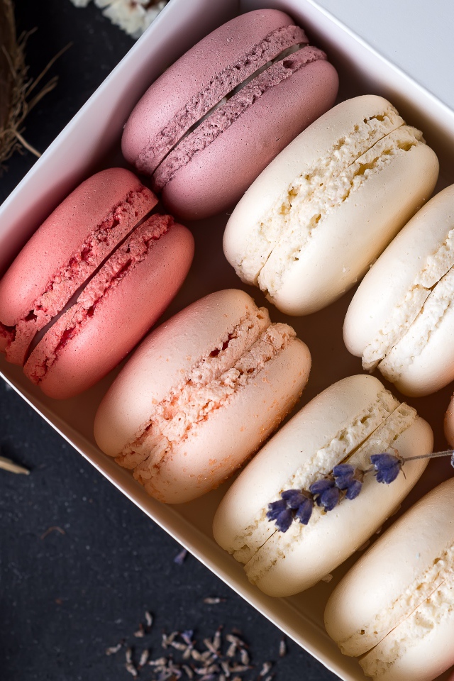 Разноцветный десерт макарон в коробке на столе