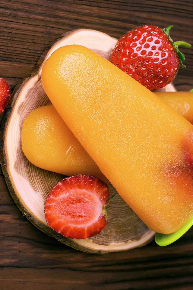 Фруктовое мороженое на столе с клубникой