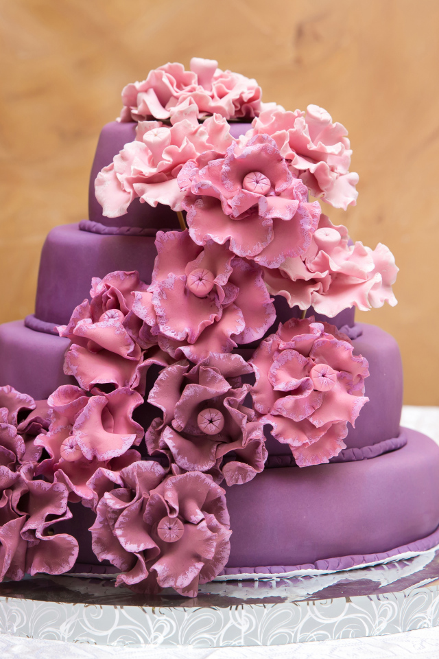 Фиолетовый торт с красивыми розовыми цветами