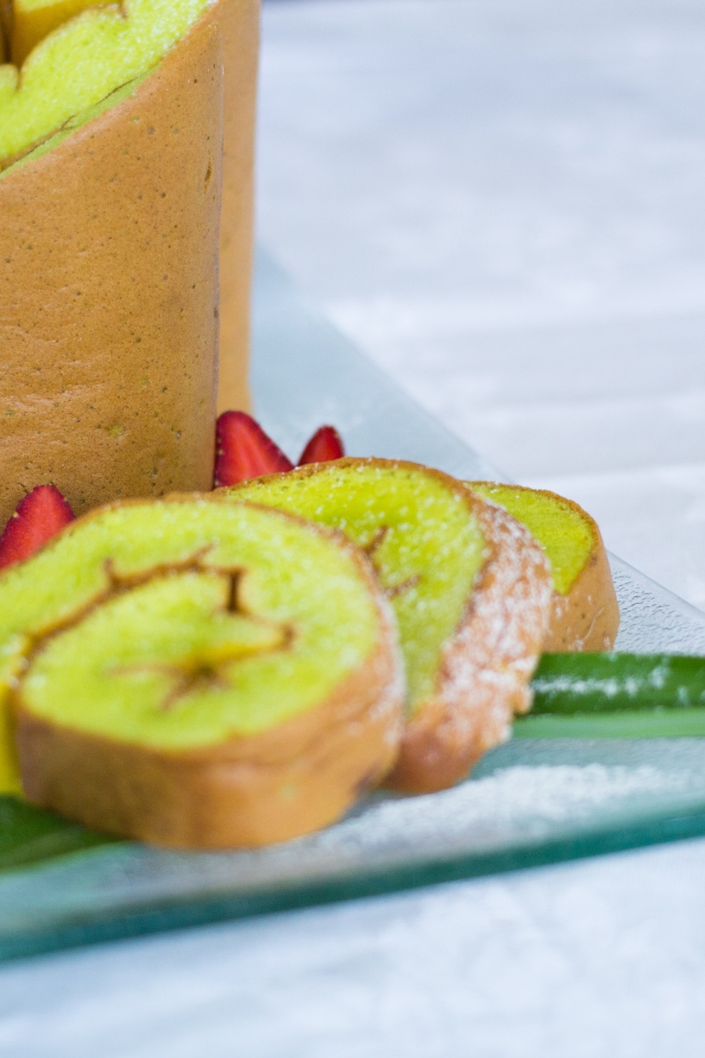 Рулет с сахарной пудрой и клубникой на столе