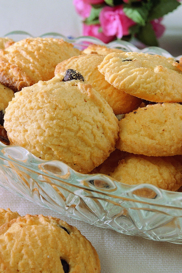 Песочное печенье с изюмом на хрустальной вазе 