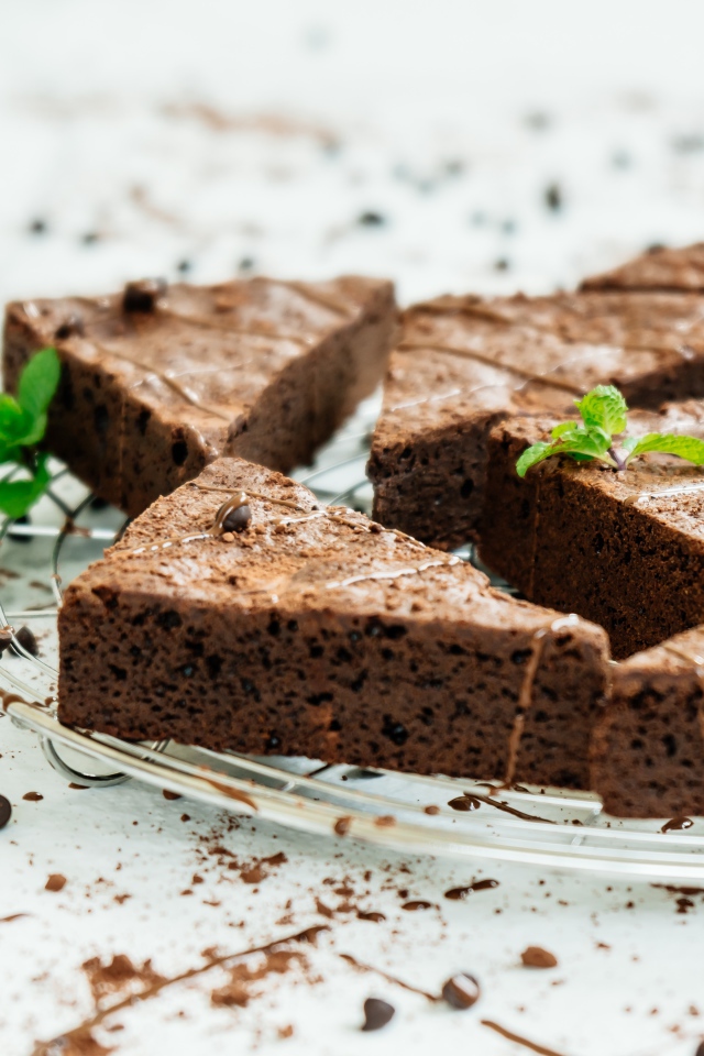 Кусочки аппетитного шоколадного десерта брауни