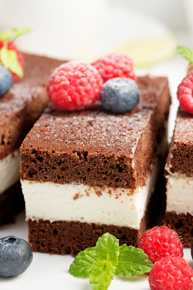 Пирожные с суфле и ягодами малины и черники 