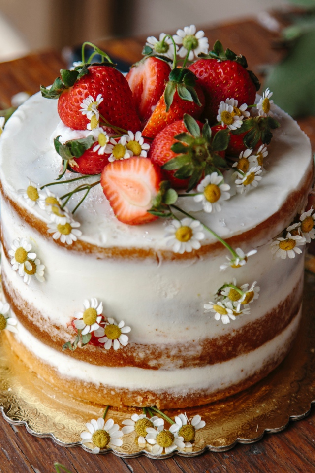Бисквитный торт с ромашками и ягодами клубники