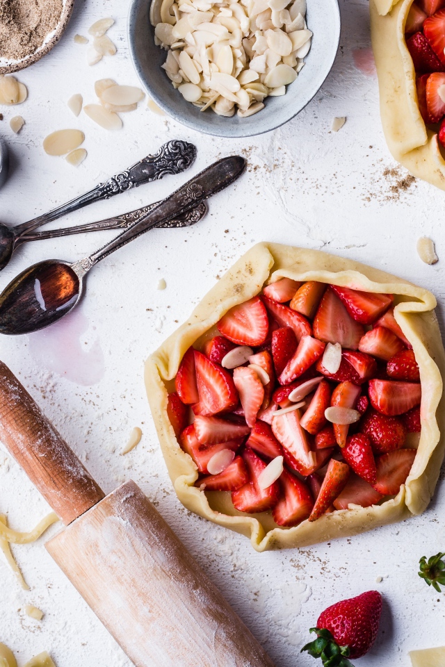 Пироги с клубникой готовятся на столе