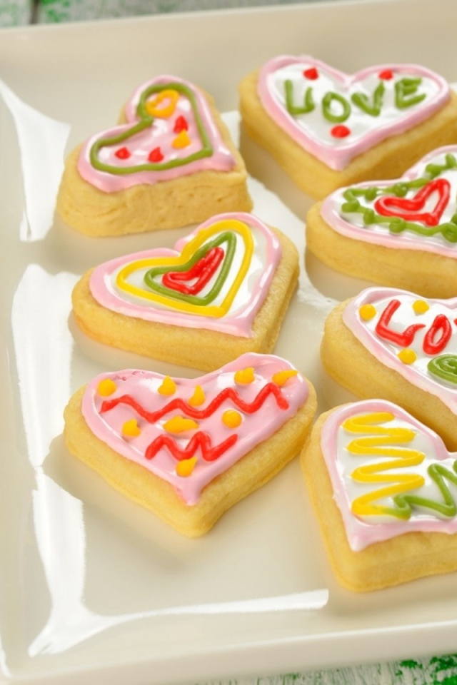 Сладкое печенье в форме сердца с глазурью 