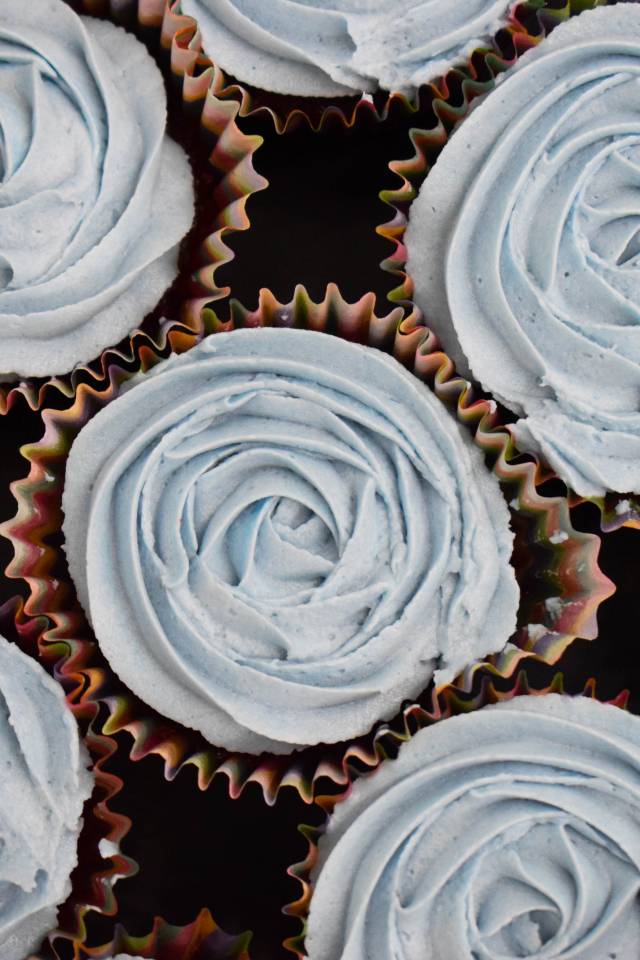 Сладкие кексы с кремом вид сверху