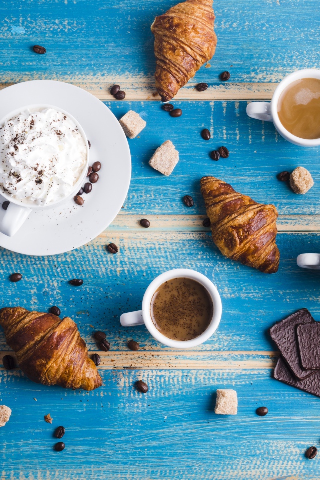 Сладости с кофе на голубом столе