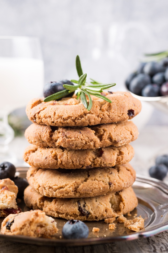 Вкусное печенье на столе с ягодами черники