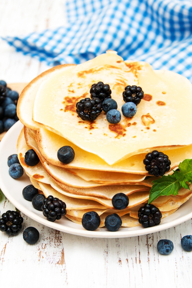 Румяные тонкие блинчики с ягодами черники и ежевики