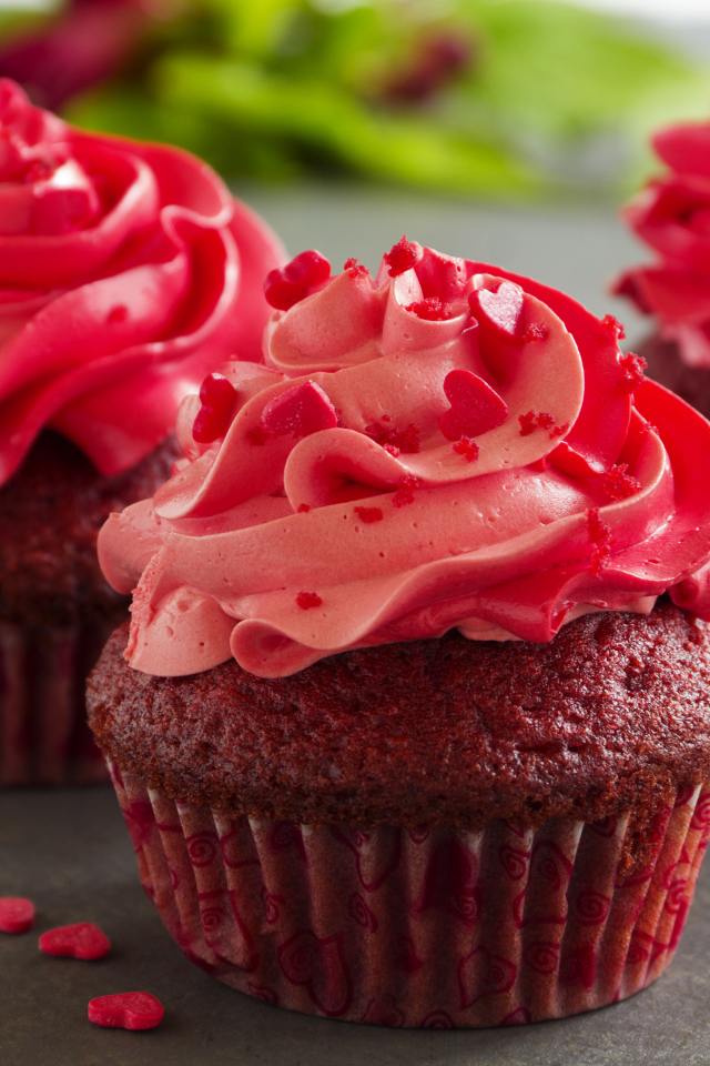 Три шоколадных кекса с розовым кремом 