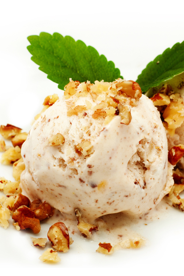 Два шарика мороженого с орехами на белом фоне