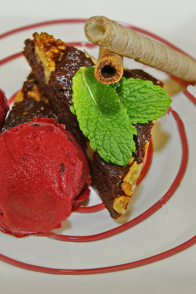 Два шарика фруктового мороженого с щербетом и трубочками