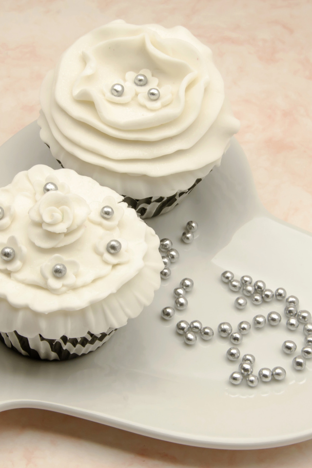 Два красивых капкейка с кремом и бусинами