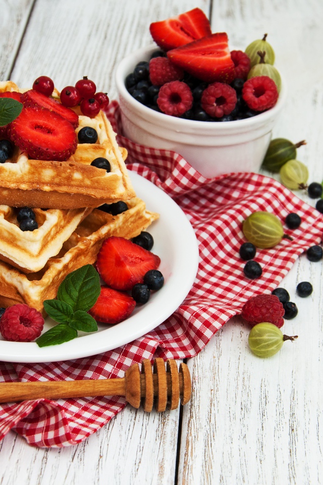 Вафли на столе со свежими ягодами