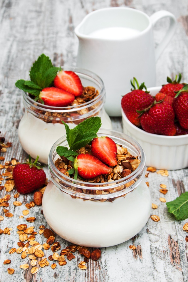 Йогурт в баночках с овсяными хлопьями и клубникой