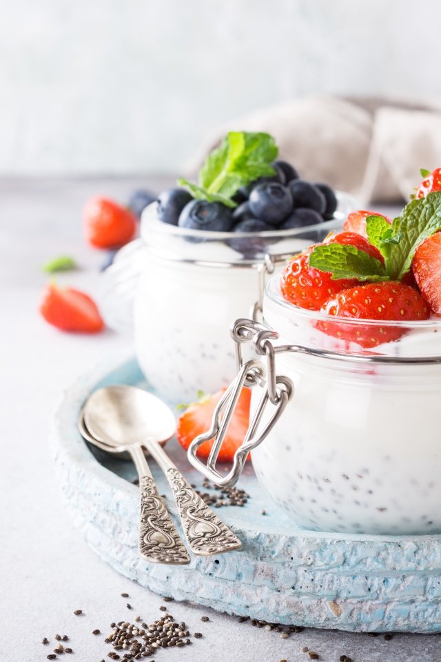 Йогурт с семенами годжи и ягодами на завтрак