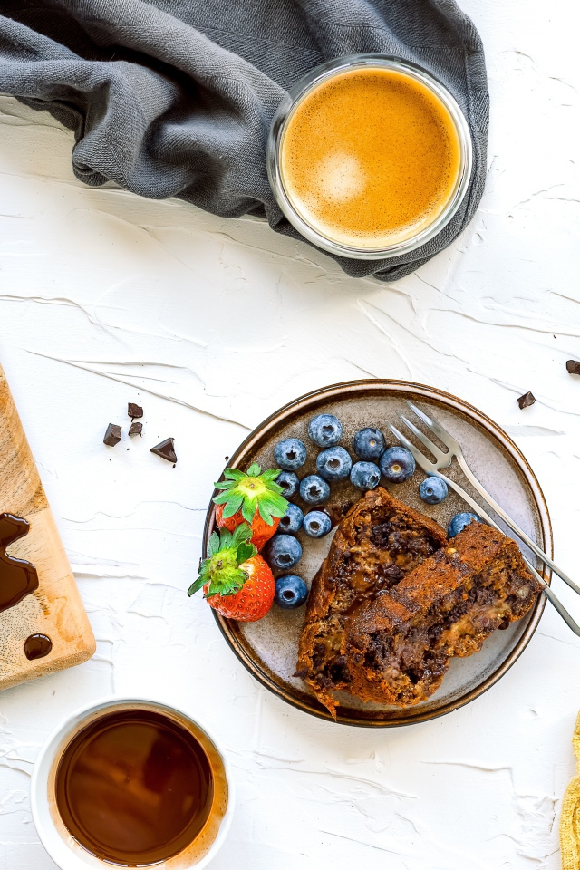 Кекс на тарелке с ягодами черники и клубники 