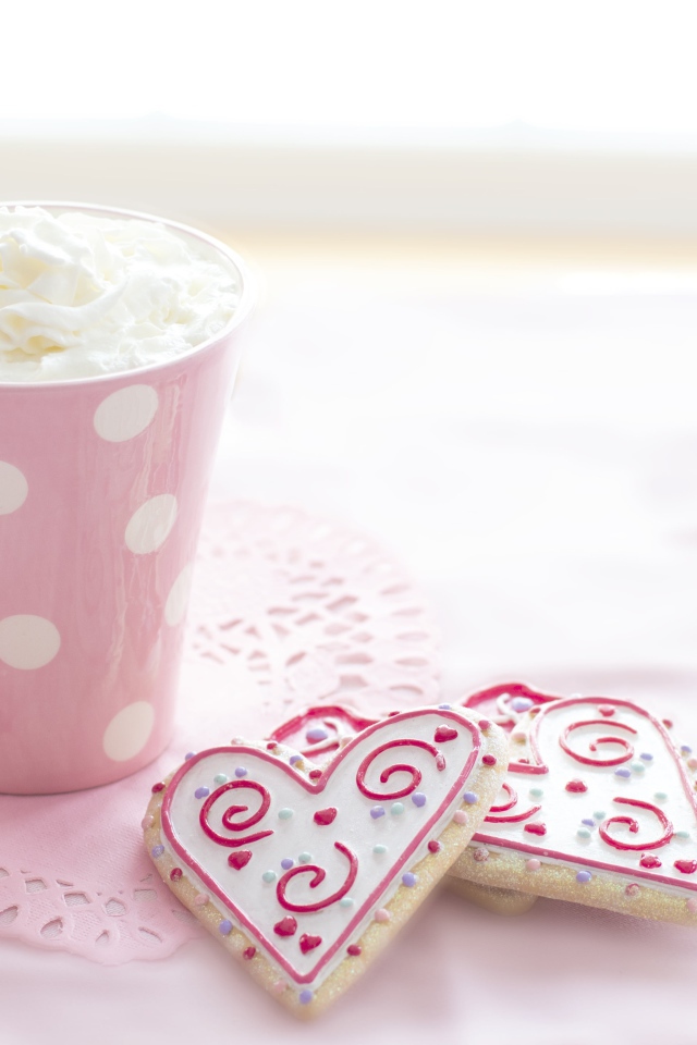 Чашка напитка со взбитыми сливками с печеньем на столе