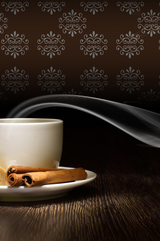 Чашка горячего кофе с дымом на блюдце с сахаром и корицей