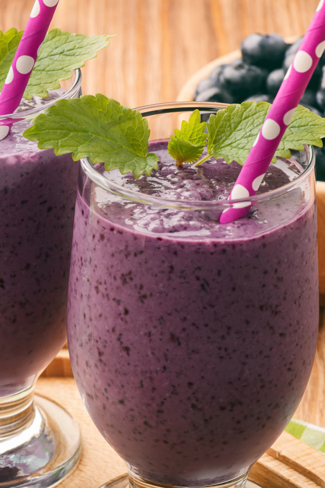 Черничное смузи в стаканах с трубочками
