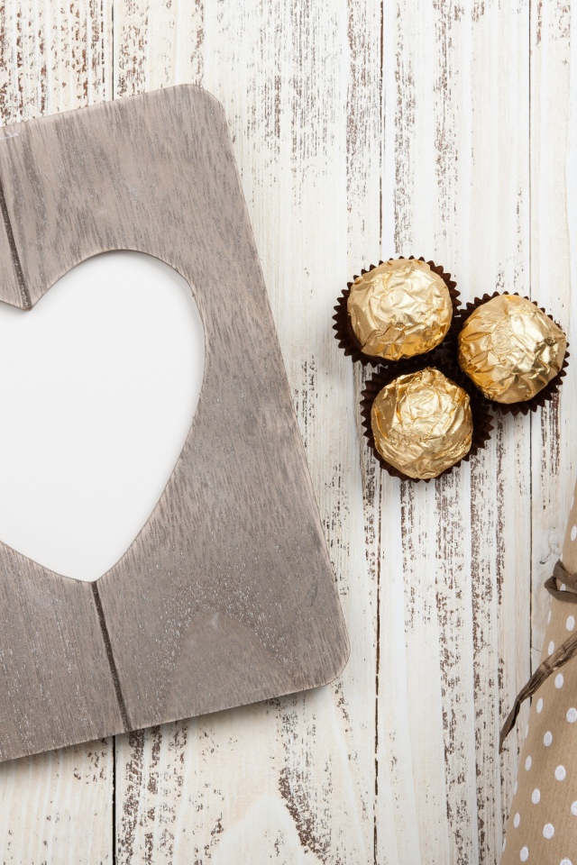 Бутылка вина на столе с конфетами и сердцем 