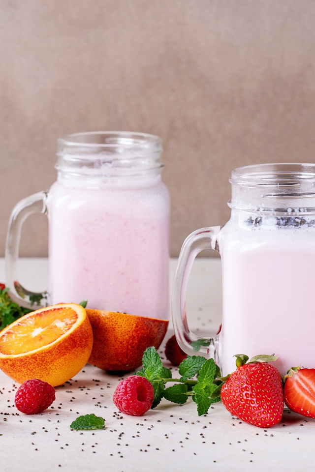 Коктейль на столе с малиной, клубникой и грейпфрутом