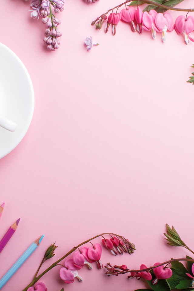 Чашка кофе на розовом фоне с цветами