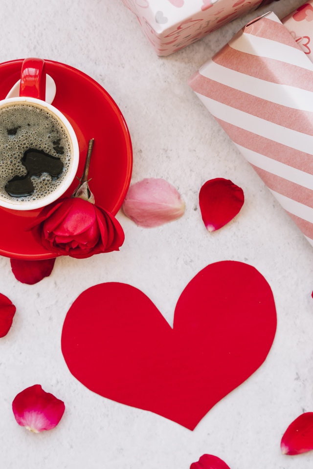 Чашка кофе на столе с подарками и розами