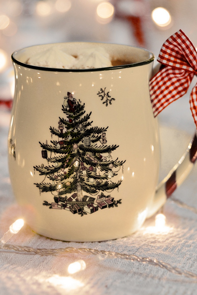 Праздничная чашка с горячим какао и маршмеллоу 